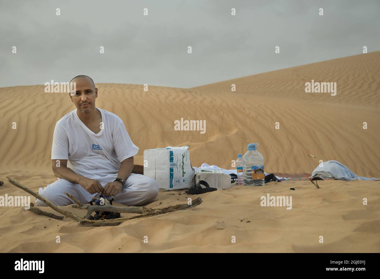 NOUAKCHOTT 20190918 Mohamadou Ould Salahi faire du thé traditionnel dans un endroit préféré dans le désert en dehors de la capitale mauritanienne Nouakchott en septembre 2019. Salahi a été détenu par les États-Unis à Guantanamo pendant quatorze ans avant sa libération en 2016. Le film « la Mauritanie » sur son temps à Guantanamo et la bataille juridique pour le libérer sera publié en 2021. Photo: John Palm / TT code 11546 Banque D'Images