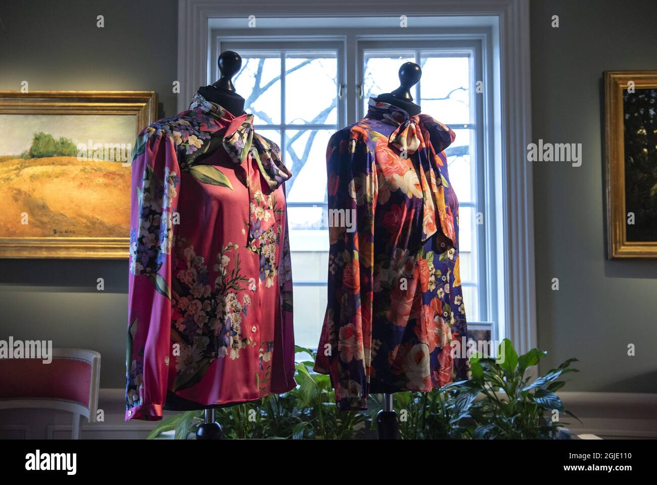 Des articles de la vaste collection de vêtements et de chaussures de l'auteur Sara Danius sont présentés dans l'exposition « modet lever vidare » au Musée d'art Sven-Harry de Stockholm, en Suède, le 24 février 2021. Sara Danius (1962–2019) est une écrivaine et la première femme secrétaire permanente de l'Académie suédoise. Photo: Deux chemisiers à noeud et col cravate de Camilla Thulin. Photo Anders Wiklund / TT code 10040 Banque D'Images