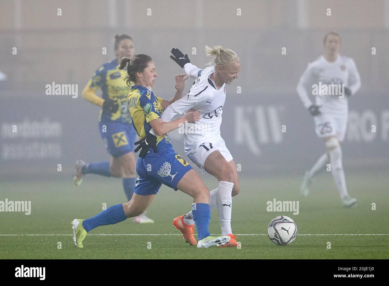 Caroline Seger, de Polten Bernadett Zagor Hold, pendant le tour de 16 de la Ligue des champions de l'UEFA, match de football de première jambe entre le FC Rosengard de Suède et le SKN St Polten d'Autriche à Malmo IP, à Malmo, en Suède, le 03 mars 2021. Photo: Anders Bjuro / TT / code 11830 Banque D'Images