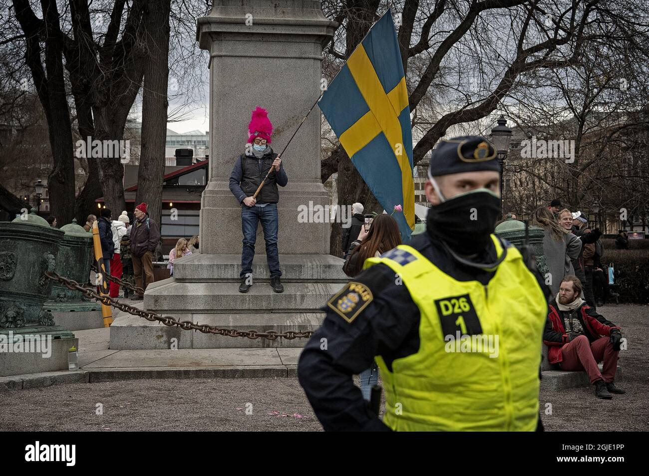 Des centaines de personnes se sont rassemblées dans le centre de Stockholm pour protester contre les restrictions imposées par le gouvernement suédois au coronavirus le samedi 6 mars 2020. Six policiers ont été blessés lorsqu'ils ont dispersé des manifestants qui ne voulaient pas partir. La manifestation anti-covid a été appelée « la marche des mille hommes pour la liberté et la vérité » et a été organisée par un groupe appelé liberté Suède, qui estime que les règles Covid-19 restreignent la liberté humaine. 2021-03-06 (C) IVARSSON JERKER / AFTONBLADET / TT * * EXPRESSEN OUT * * AFTONBLADET / 2826 Banque D'Images