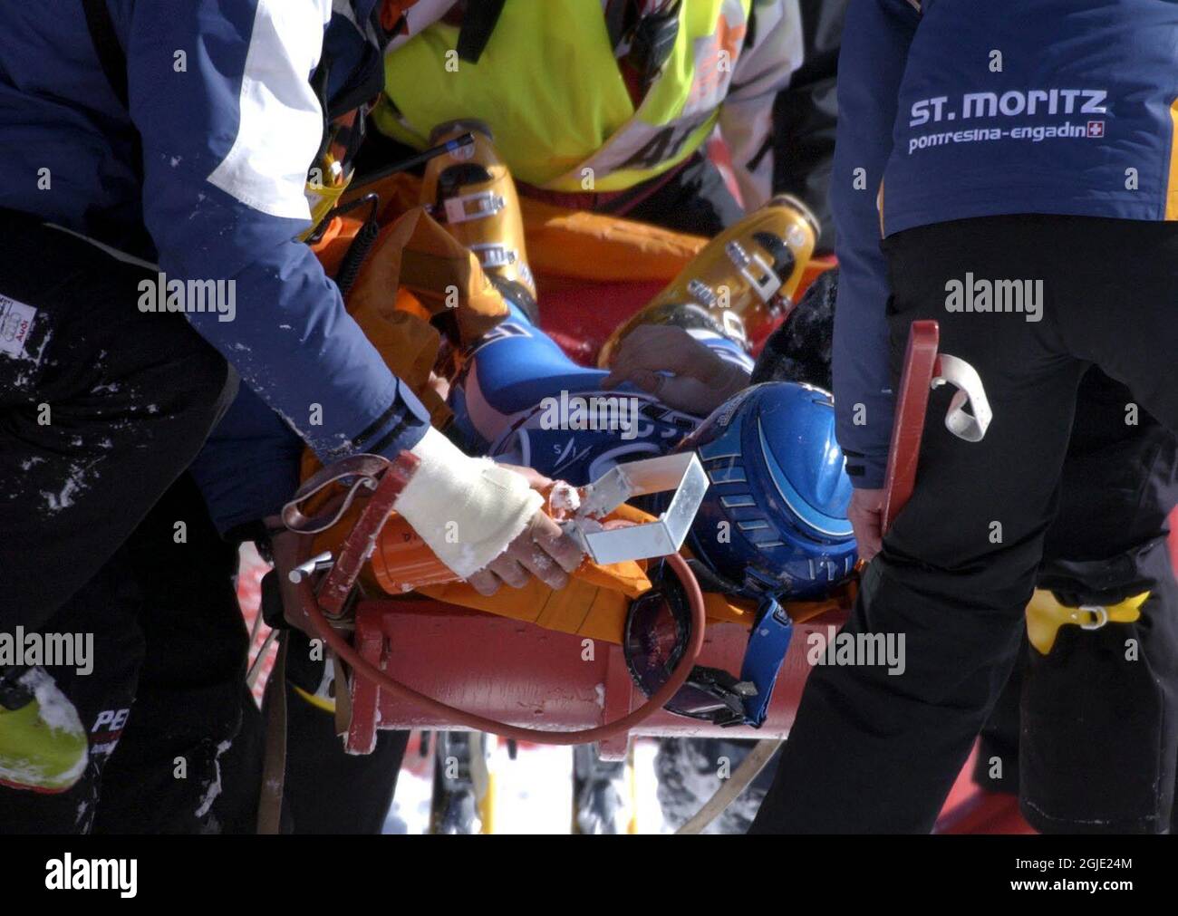 Lucia Recchia, de l'Italie, s'est écrasée dans la clôture après un saut dans la descente des femmes aux Championnats du monde de ski alpin à Saint-Moritz, en Suisse, le 9 février 2003 Banque D'Images