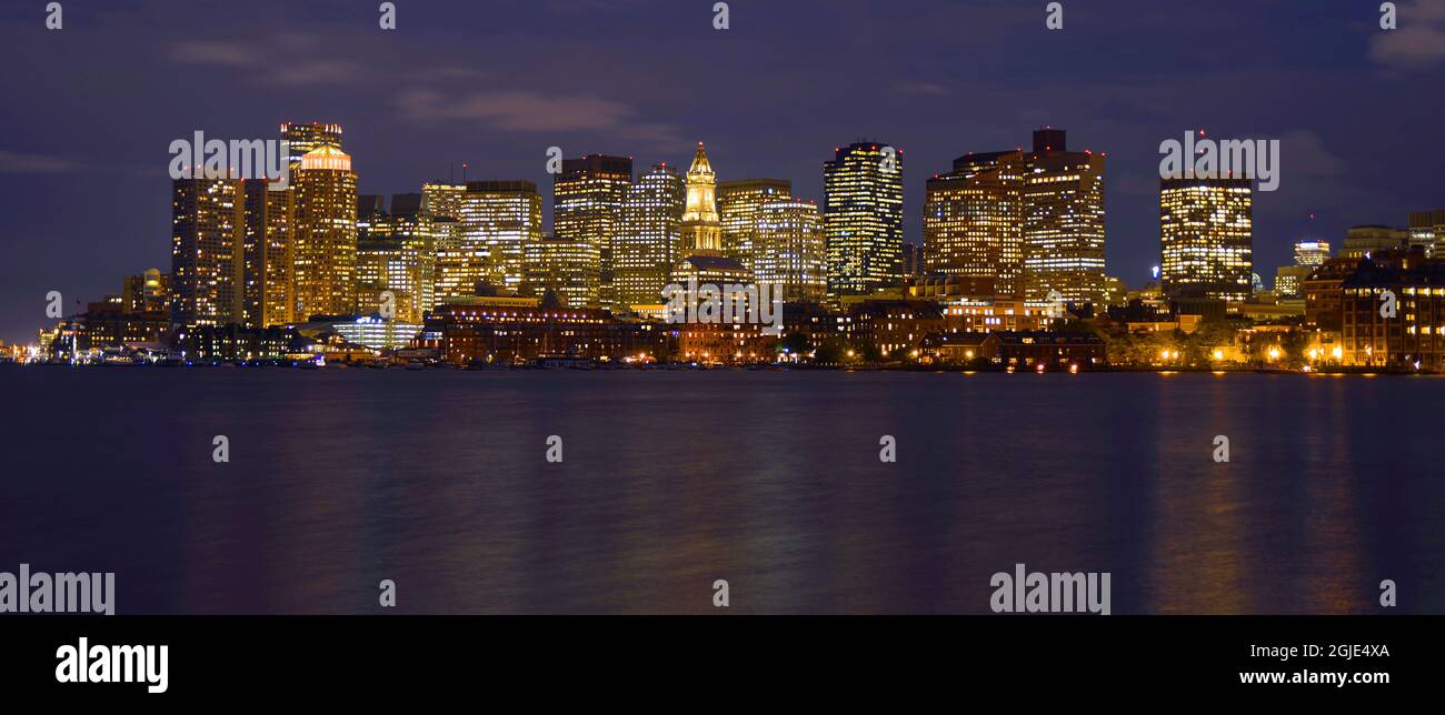 Boston, Massachusetts, scintille les gratte-ciel dans le port de Boston Banque D'Images