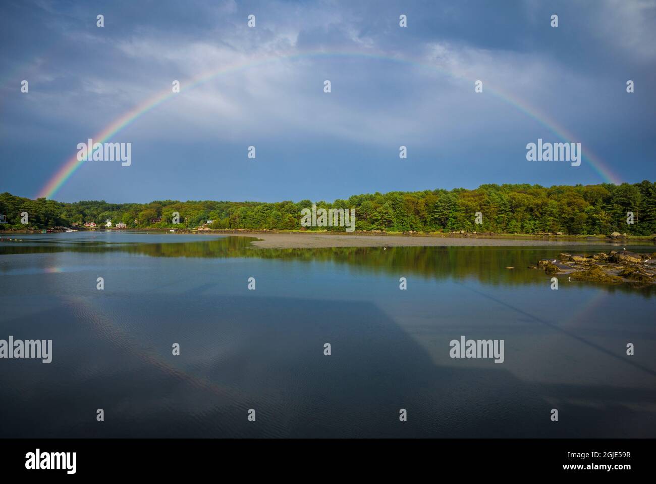 États-Unis, Massachusetts, Cape Ann, Gloucester. Arc-en-ciel circulaire au-dessus de Goose Cove Banque D'Images