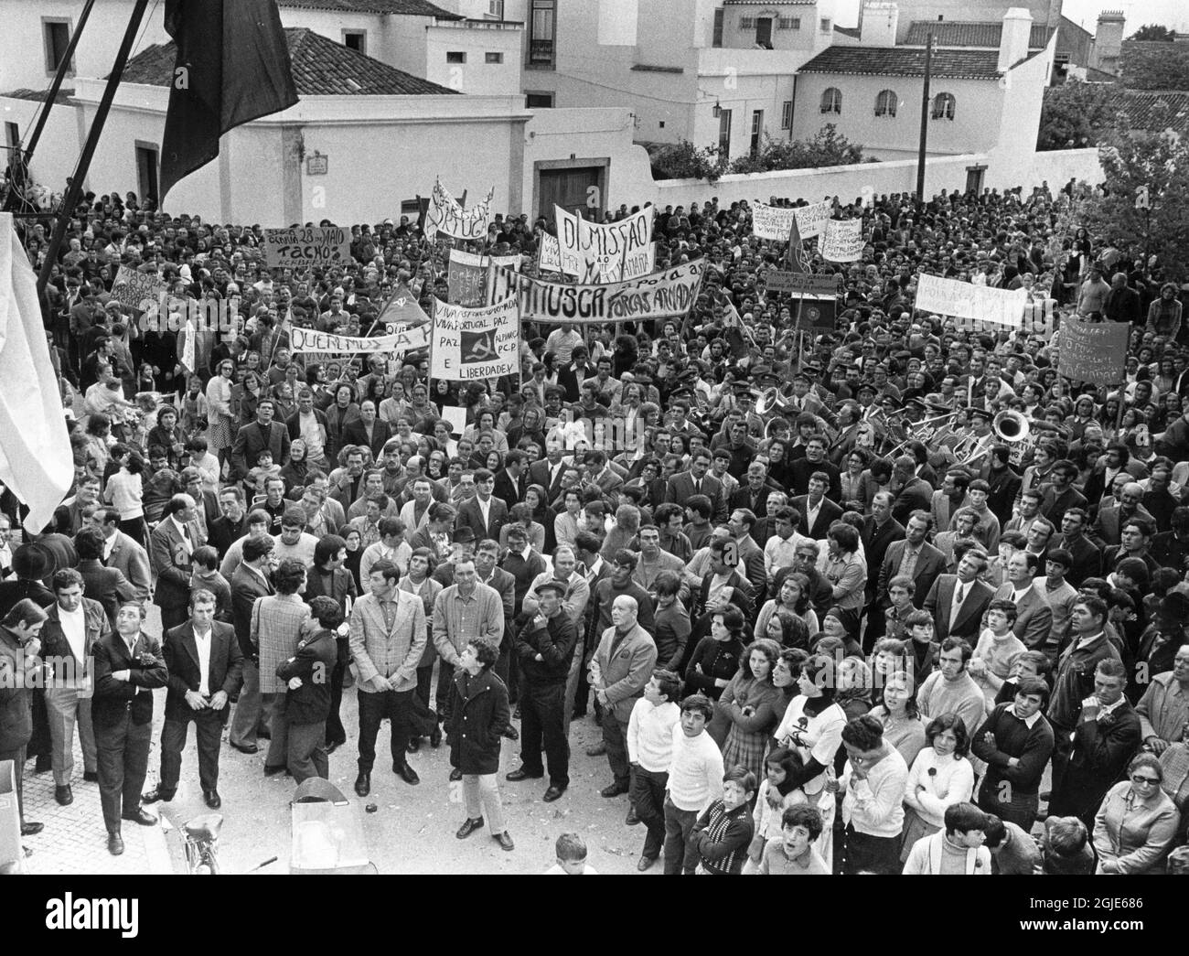 Lisbonne 1974-05-08 personnes se sont rassemblées à Lisbonne, le 08 mai 1974, portant des affiches et des drapeaux après un coup militaire socialiste, la soi-disant Révolution de la Carnation au Portugal. Photo: Sven-Erik Sjoberg / DN / TT / Code: 53 Banque D'Images