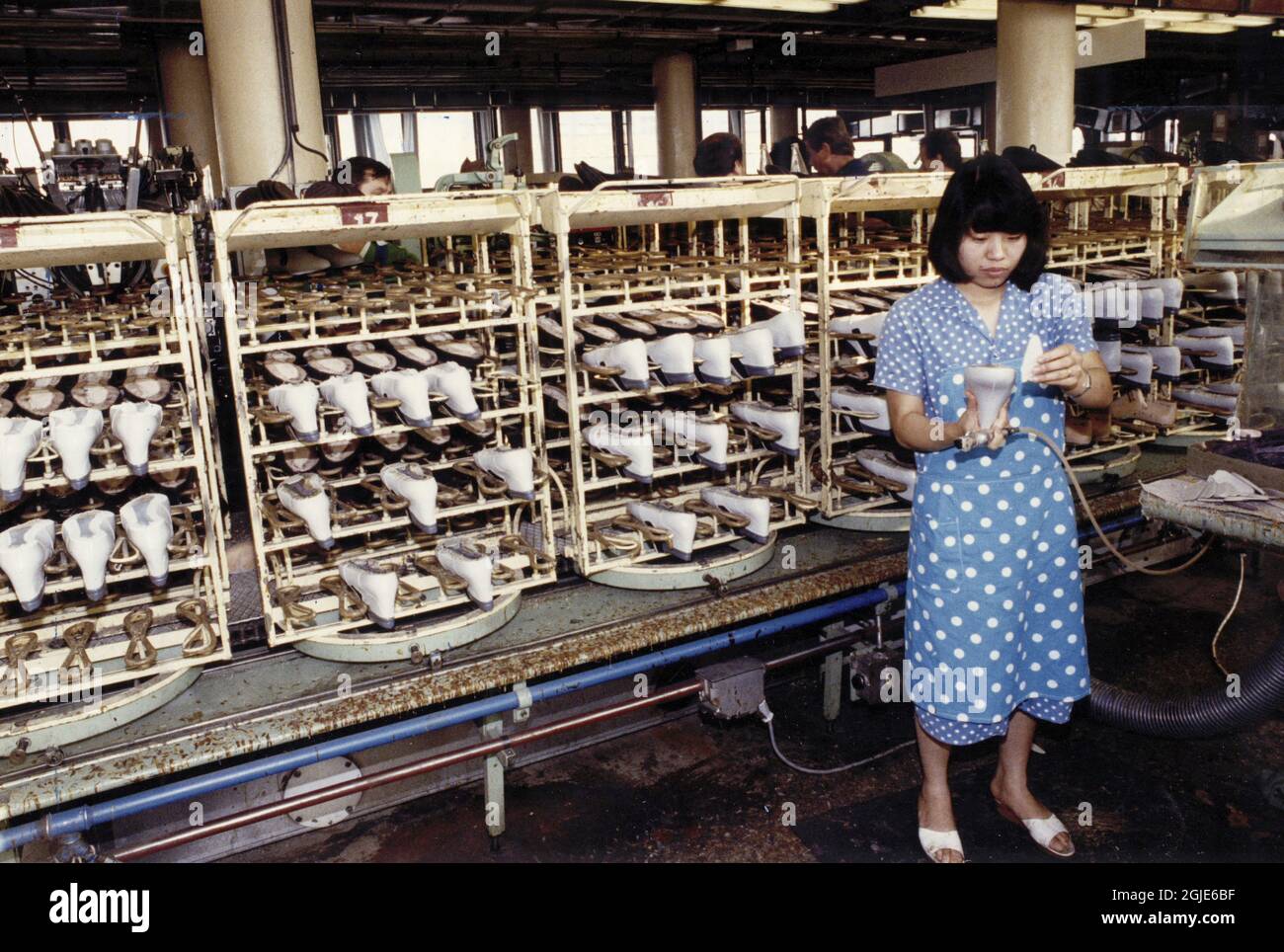 Secteur dépassé. L'ancienne usine de chaussures de Zlin, en Tchécoslovaquie, a dérapé. Des travailleurs invités du Vietnam fabriquent des chaussures plates-formes pour les Soviétiques dans une chaîne de production vieille de 25 ans à Ziln, Tchécoslovaquie, le 06 octobre 1990. Photo: Olle Seijbold / DN / TT / Code: 51 Banque D'Images