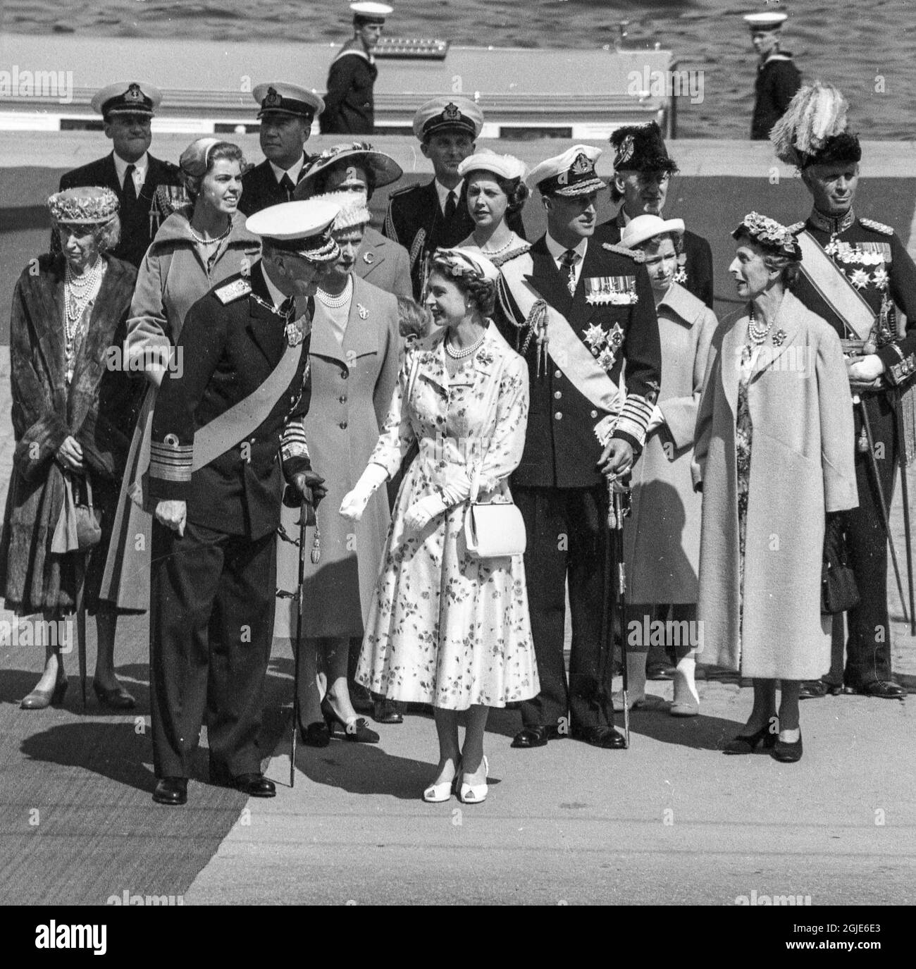 La reine Elizabeth II et le prince Philipare sont accueillis par le roi Gustaf VI Adolf et la reine Louise (dame Louise Mountbatten) lors de la cérémonie de bienvenue à leur arrivée à Skeppsbron à Stockholm le 8 juin 1956. La reine Elizabeth est en Suède pour inaugurer les jeux équestres olympiques qui se tiennent à Stockholm en raison de la réglementation stricte de quarantaine en Australie. Photo: Pressens Bild / TT / Code: 190 Banque D'Images