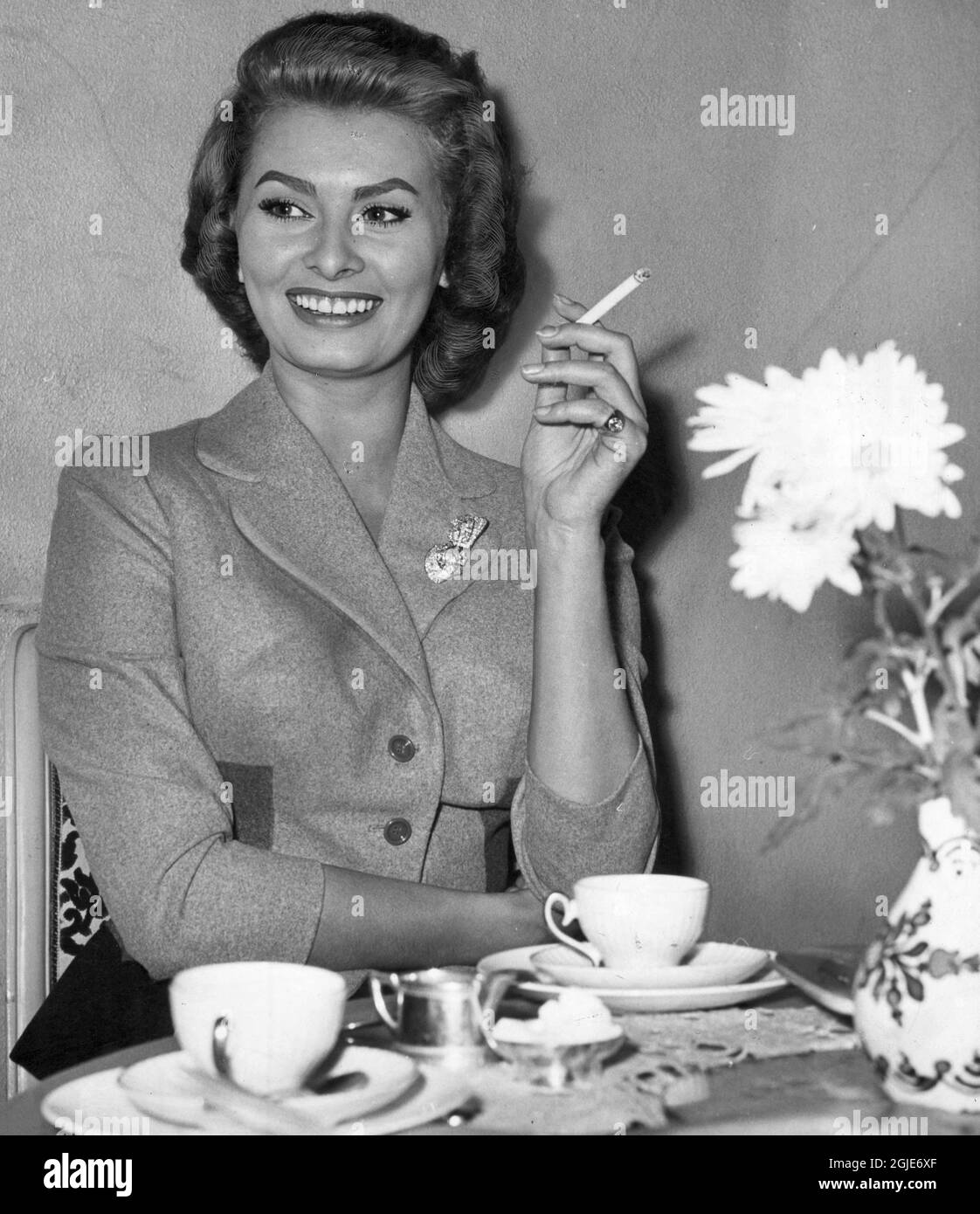 L'actrice italienne Sophia Loren appréciant une cigarette et une tasse de café à Stockholm, en Suède, le 06 décembre 1955. Photo: Boris Engstrom / DN / TT / Kod: 192 Banque D'Images