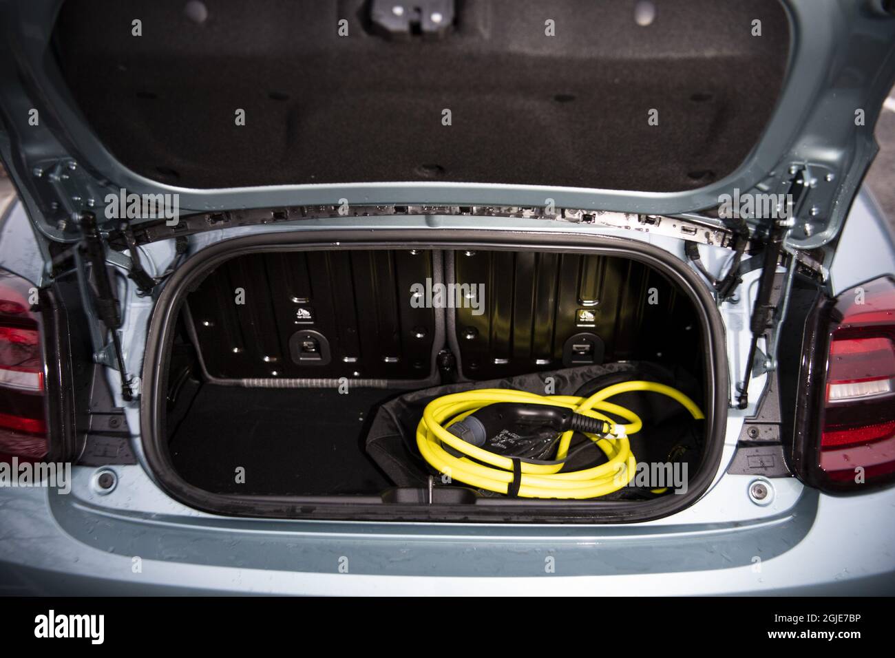 Fiat 500e, câbles de charge dans le coffre d'une voiture photo: Pontus  Lundahl / TT / code10050 Photo Stock - Alamy