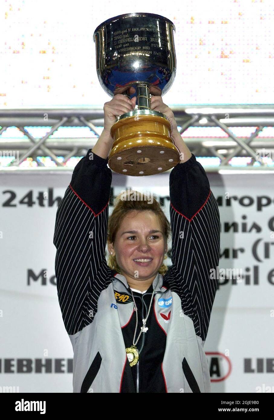 Otilia Badescu, de Roumanie, détient le trophée après avoir remporté la finale des célibataires pour femmes contre le Tan Monfardini de Wenling en Italie Banque D'Images