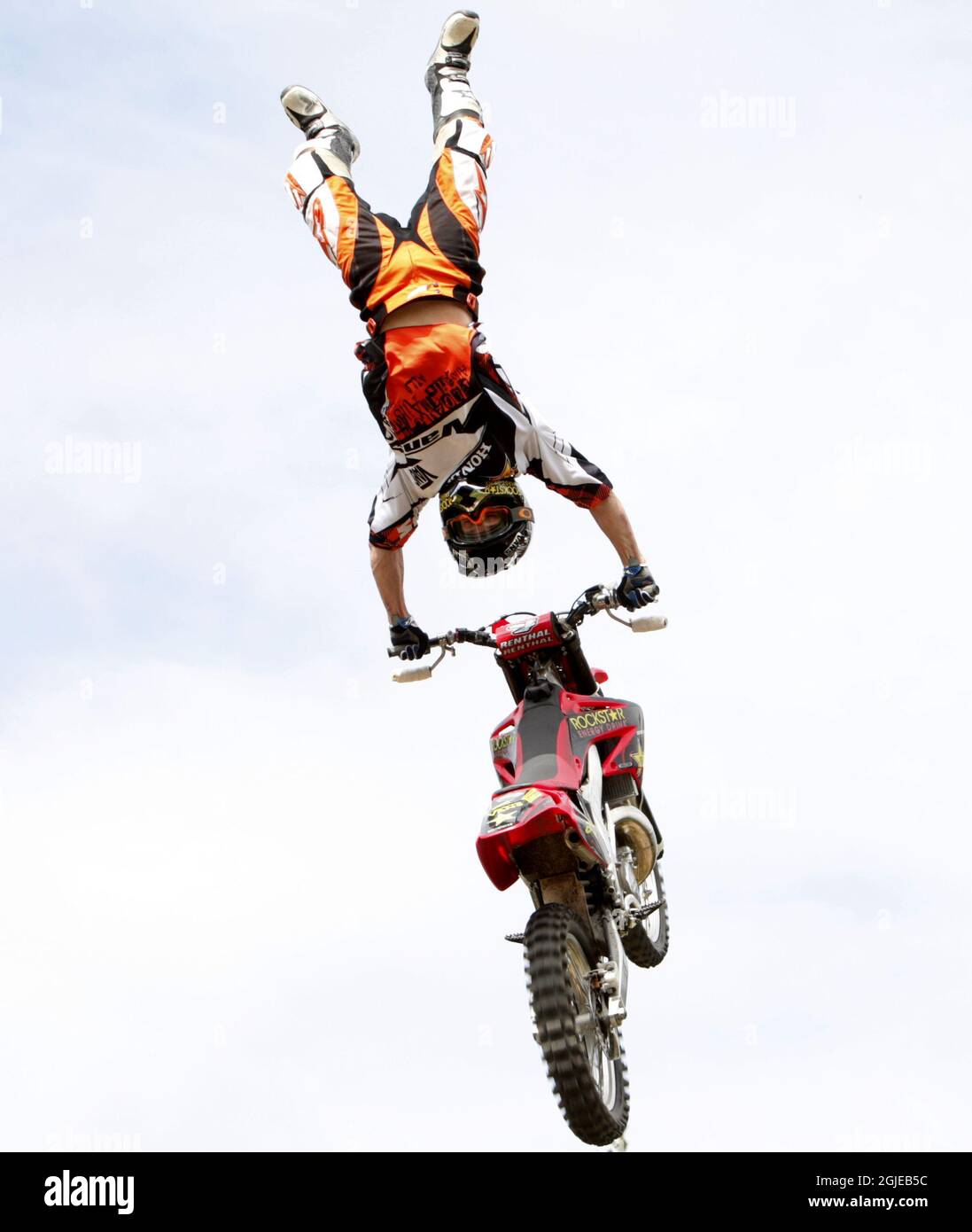 Motorcycle acrobat Banque de photographies et d'images à haute résolution -  Alamy