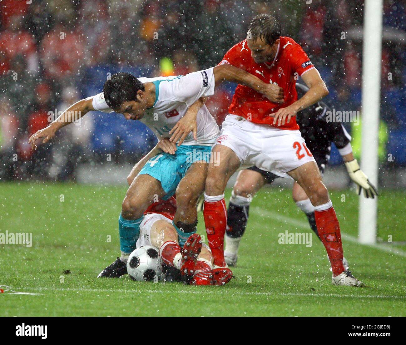 Patrick MULLER en Suisse et Arda TURAN en Turquie (L) pendant le match entre la Suisse et la Turquie au stade St Jakob-Park de Bâle, en Suisse. Banque D'Images