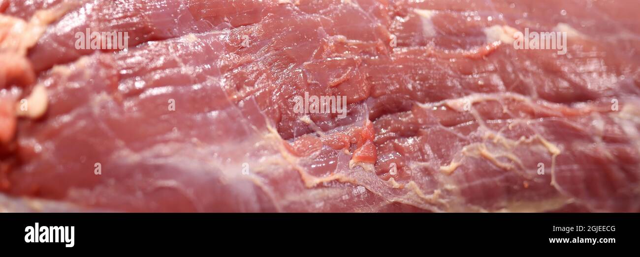 La viande fraîche se trouve sur la table de clôture Banque D'Images
