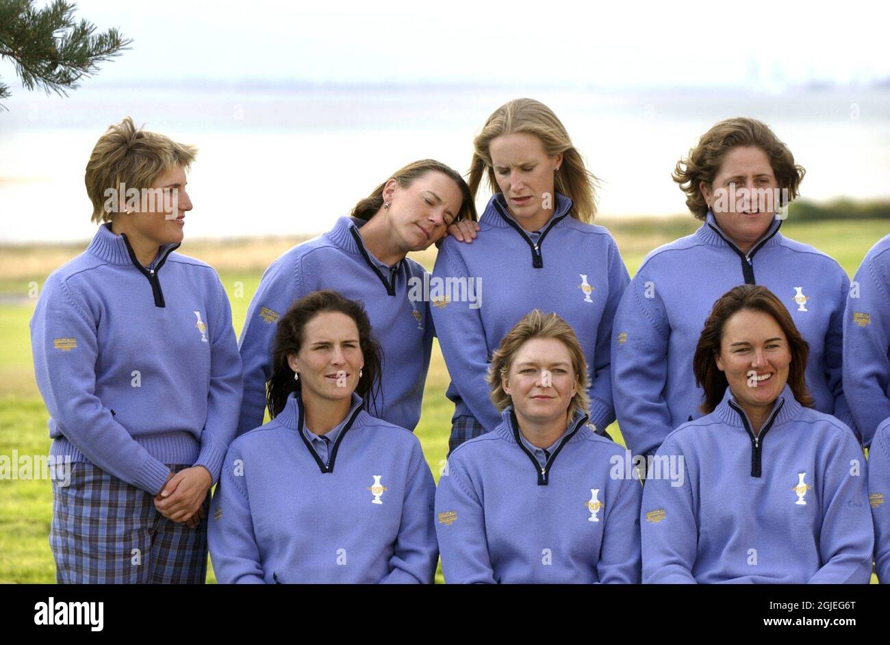 Après une heure de séances de photos, une Annika Sorenstam (2e rangée arrière gauche) a pris un peu de fatigue et s'est penchée la tête contre l'épaule de son coéquipier Janica Moodie. Debout à gauche Elisabeth Esterl et à droite Ana Belen Sanchez. Assis de gauche: Patricia Meunier Lebouc, Mhairi Makay et Sofie Gustavsson. Banque D'Images