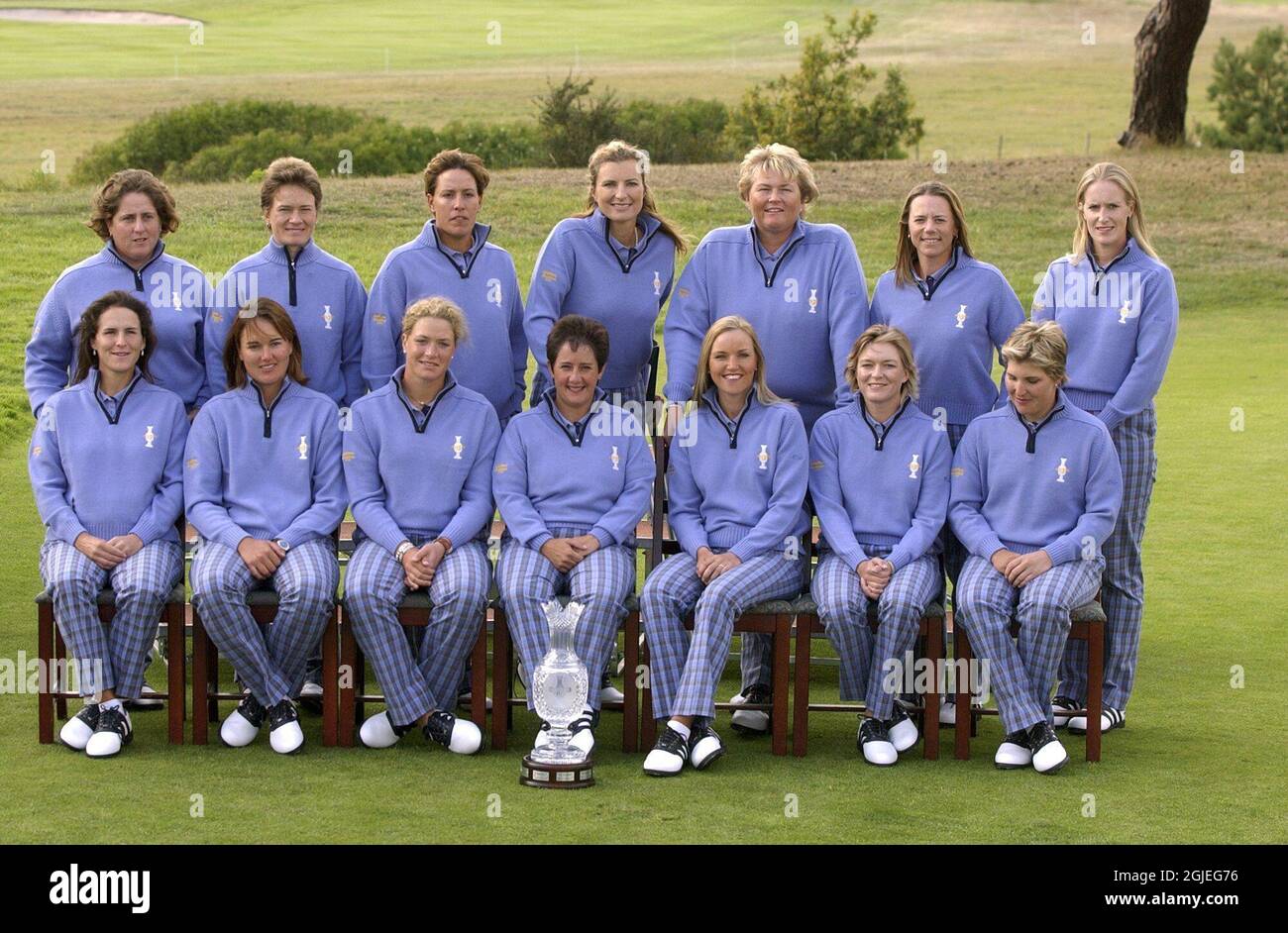 L'équipe européenne (Back to Front, L-R) Ana Belen Sanchez, Catriona Matthew, Iben Tinning, Catrin Nilsmark (capitaine d'équipe), Laura Davies, Annika Sorenstam, Janice Moodie, Patricia Meunier Lebouc, Sofie Gustavsson, Suzann Pettersen, Alison Nicholas (capitaine assistant), Carin Kock, Mhairi McKay et Elisabeth Esterl. Banque D'Images