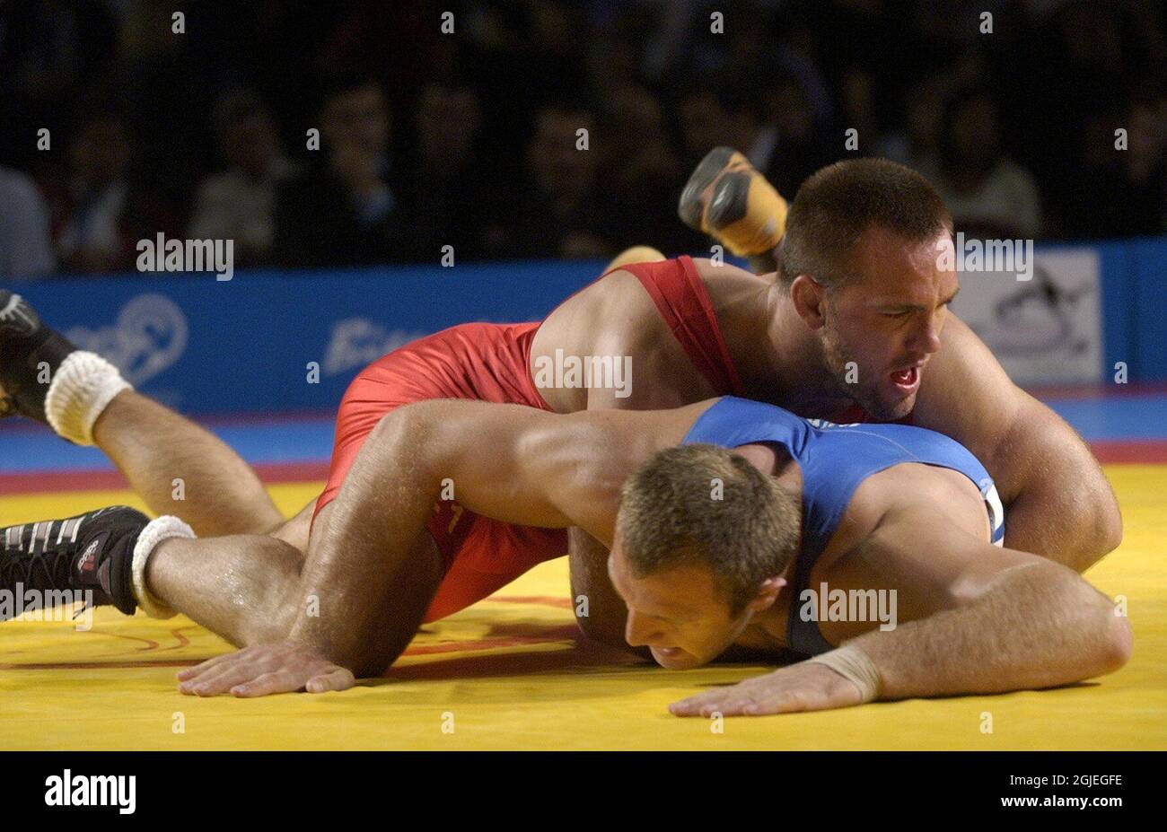 Martin Lidberg (en haut) en Suède sur le chemin de la victoire contre Davyd Sadadze (en bas) en Ukraine Banque D'Images