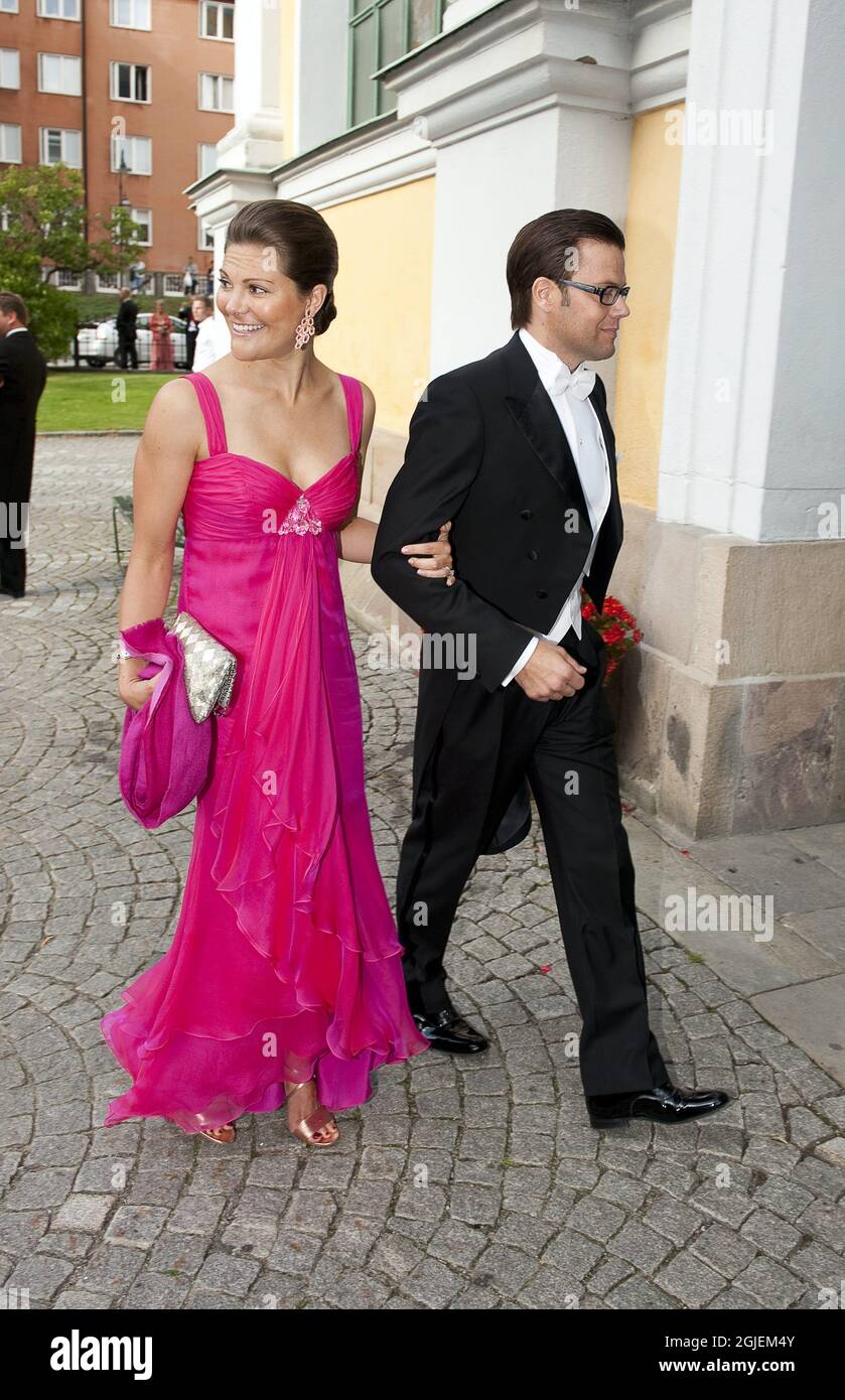 La princesse de la Couronne suédoise Victoria et sa fiancée Daniel Westling ont été parmi les invités du mariage de Jan Dinkelspiel et Ellen Stendahl à l'église Katarina à Stockholm. Banque D'Images
