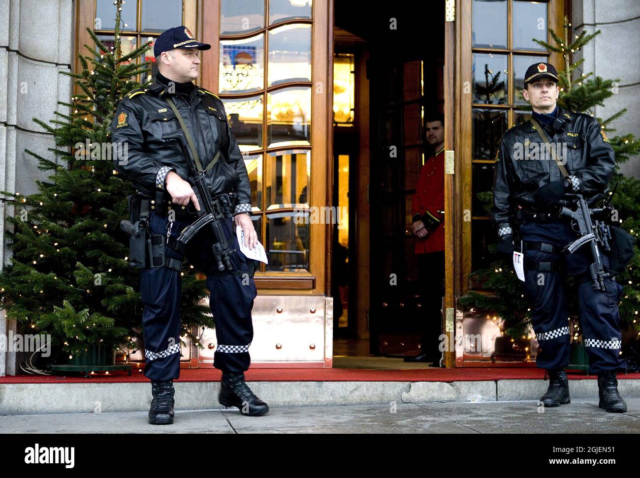 Des policiers armés sont vus pour surveiller l'entrée du Grand Hôtel à Oslo, en Norvège. Les policiers font partie d'une sécurité renforcée dans le cadre de la visite du président Obama en Norvège. Banque D'Images