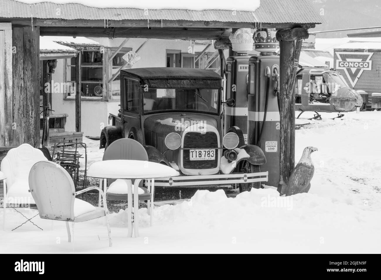 Automobile Ford antique à la station-service restaurée, Musée Miracle of America, Polson, Montana. (Usage éditorial uniquement) Banque D'Images