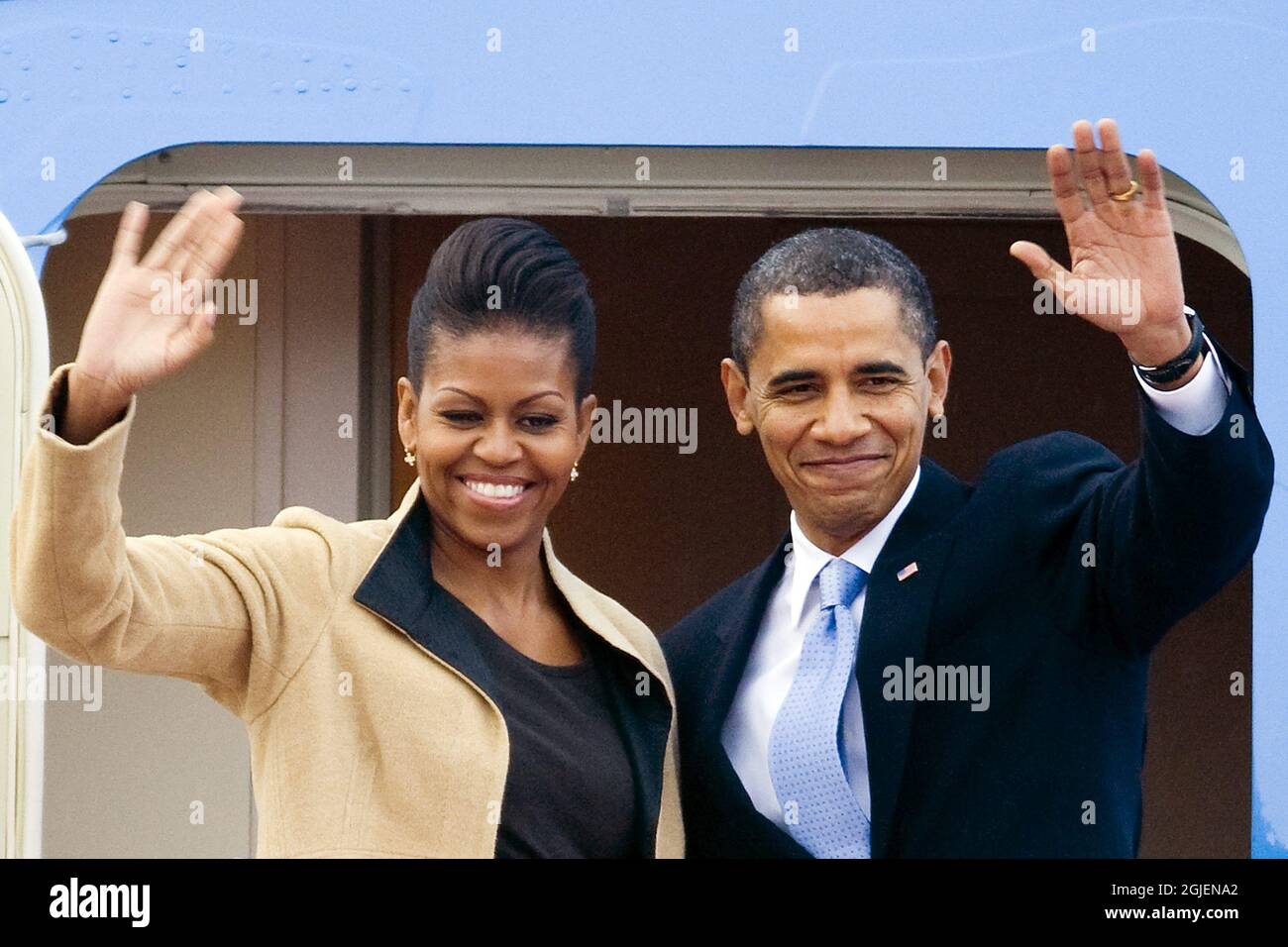 Le président américain Barack Obama, lauréat du prix Nobel de la paix, et sa femme Michelle regardent en arrière à bord de l'Air Force One pour quitter l'aéroport d'Oslo le 11 décembre 2009. Banque D'Images