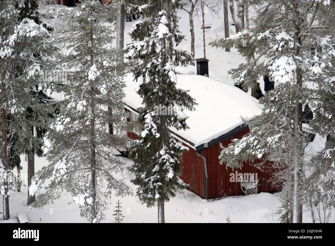 George Clooney reste dans une cabane rouge en rondins à Singlake au large de Brunflo pendant le tournage des scènes du film 'The American' réalisé dans la région d'Ostersund en Suède. Banque D'Images