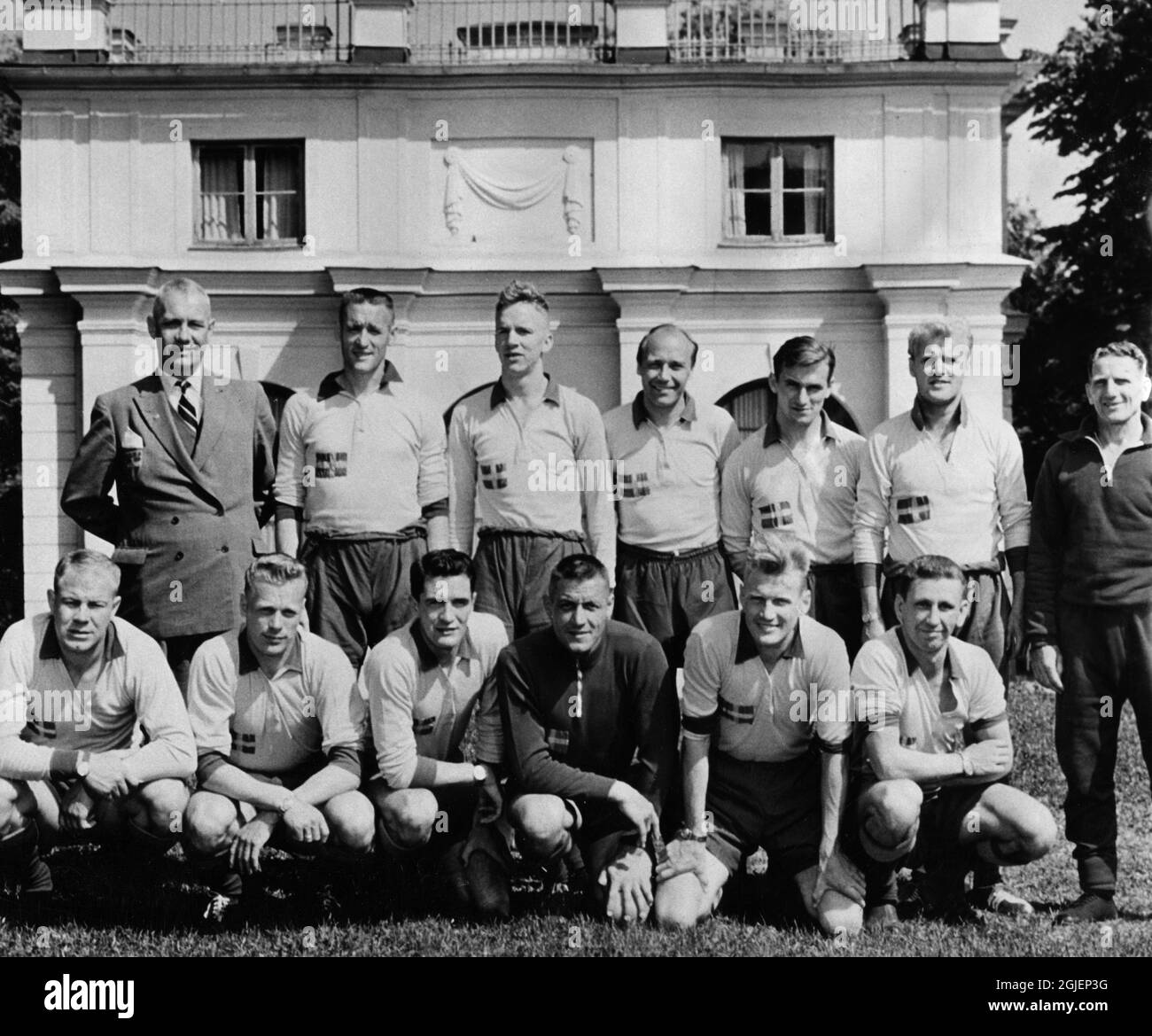 L'équipe suédoise de football de la coupe du monde en 1958 s'est réunie à Lillsved à Varmdo, à l'extérieur de Stockholm. Rangée supérieure à partir de la gauche, Carl-Elis 'Winnie' Hallden (chef d'équipe), Nils Liedholm, Agne Simonsson, Gunnar Gren, Kurt Hamrin, Lennart 'Nacka' Skoglund et George Raynor (entraîneur). Rangée du bas à partir de la gauche, Sigge Parling, Sven Axbom, Bengt 'Julle' Gustavsson, David Smith, Tony Randall et Reino Borjesson. Banque D'Images