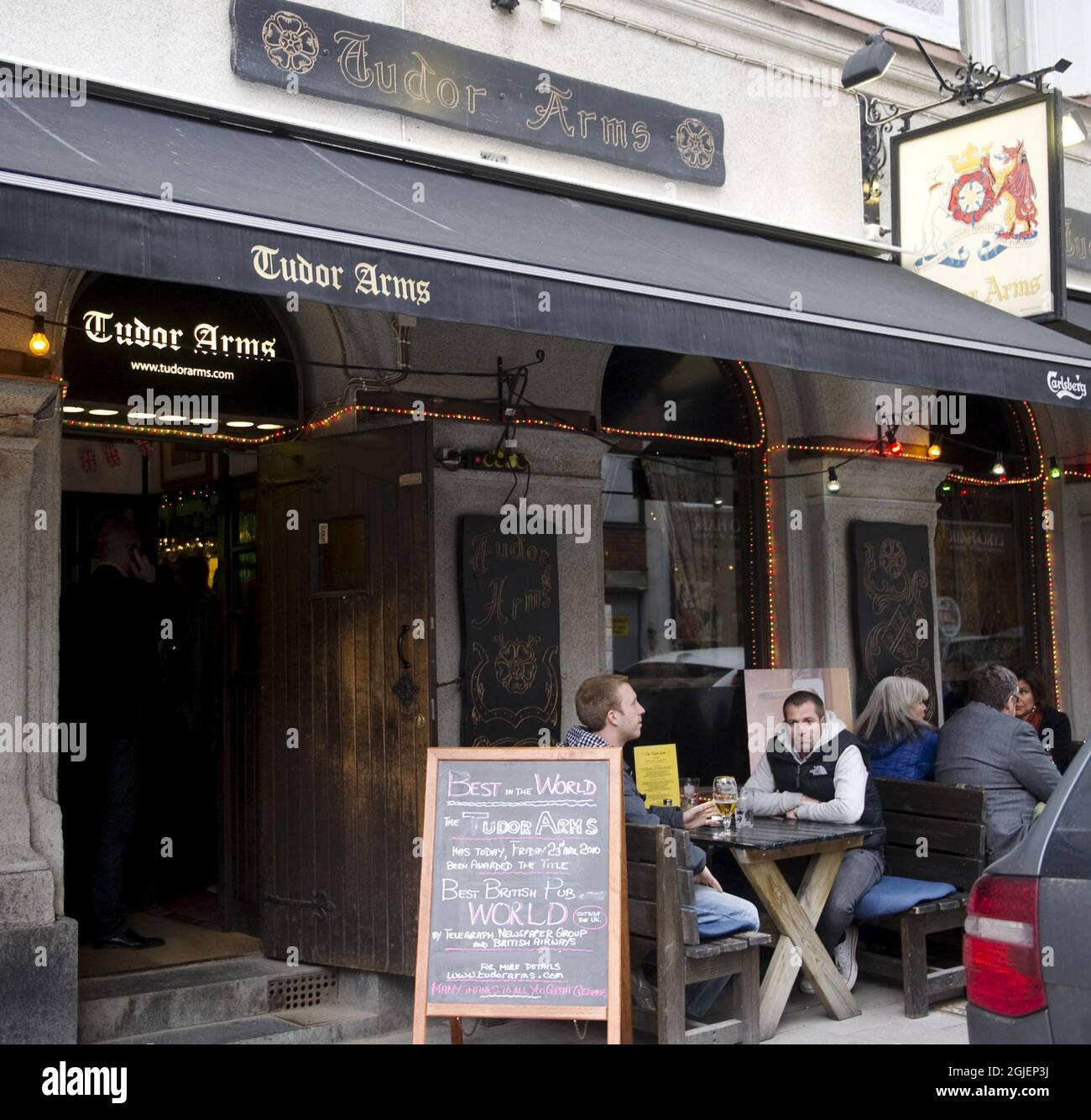 Les armes Tudor sur la rue Grevgatan à Stockholm, en Suède. Le pub de 40 ans a été élu meilleur pub britannique en dehors de la Grande-Bretagne par le Daily Telegraph et British Airways. Banque D'Images