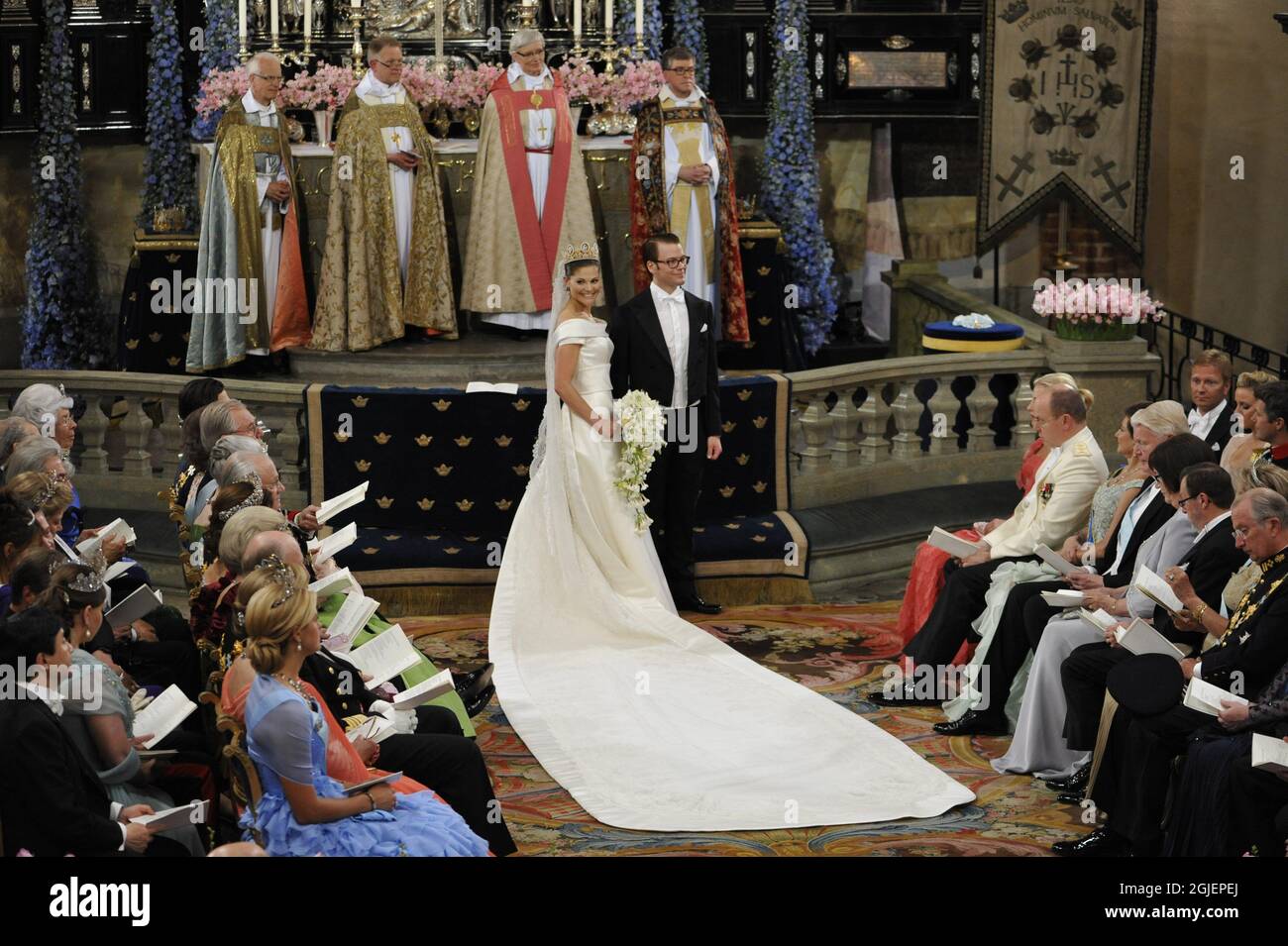 La princesse de la Couronne Victoria et le prince Daniel ont vu partir après la cérémonie de mariage à la cathédrale de Stockholm, en Suède Banque D'Images