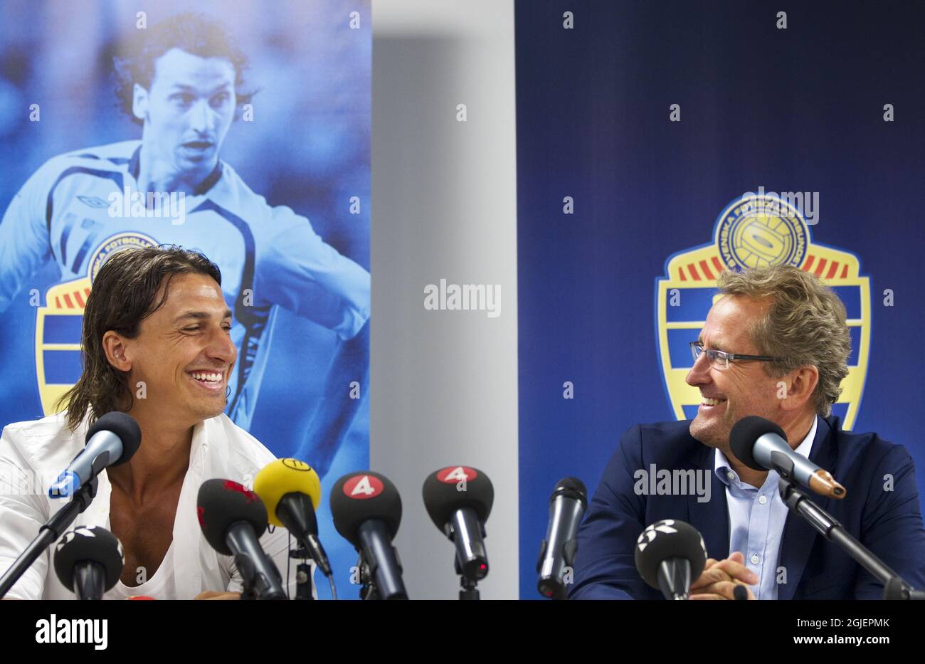 Zlatan Ibrahimovic et Erik Hamren, entraîneur-chef de la Suède, lors d'une conférence de presse à Malmö. Hamren a confirmé qu'Ibrahimovic reviendra à l'équipe nationale de football suédoise. Banque D'Images