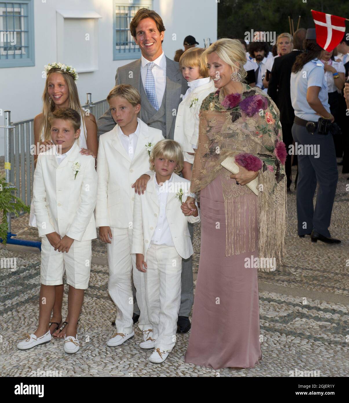 Le prince Pavlos et la princesse Marie Chantal de Grèce et leurs enfants arrivent au mariage du prince Nikolaos et de Tatiana Blatnik dans l'église Saint-Nicolas à Spetses, en Grèce. Banque D'Images