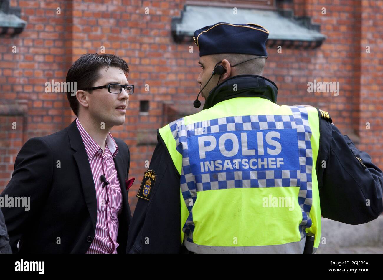 Jimmie Akesson, chef du parti démocrate suédois, fait campagne pour l'élection générale à Landskrona. Akesson devait être protégé par la police car les organisations anti-racistes tentaient de l'empêcher de tenir une lance. Banque D'Images
