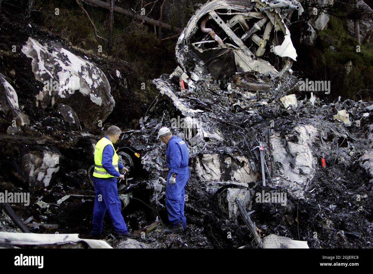 Les inspecteurs Geir Sommervold (l) et Mons Nygard de la commission norvégienne d'enquête sur les avions sont vus à l'œuvre sur l'épave du vol de banlieue de 16 passagers qui s'est écrasé lors de l'atterrissage à l'aéroport de Stord en Norvège, le 11 octobre 2006. Quatre passagers sont morts à l'accident Banque D'Images