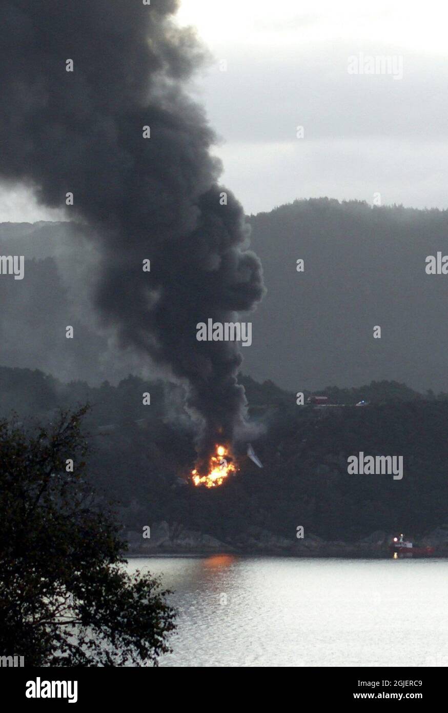 Un vol avec 16 passagers à bord est vu brûler après avoir raté le décollage à l'aéroport de Stord en Norvège. Banque D'Images