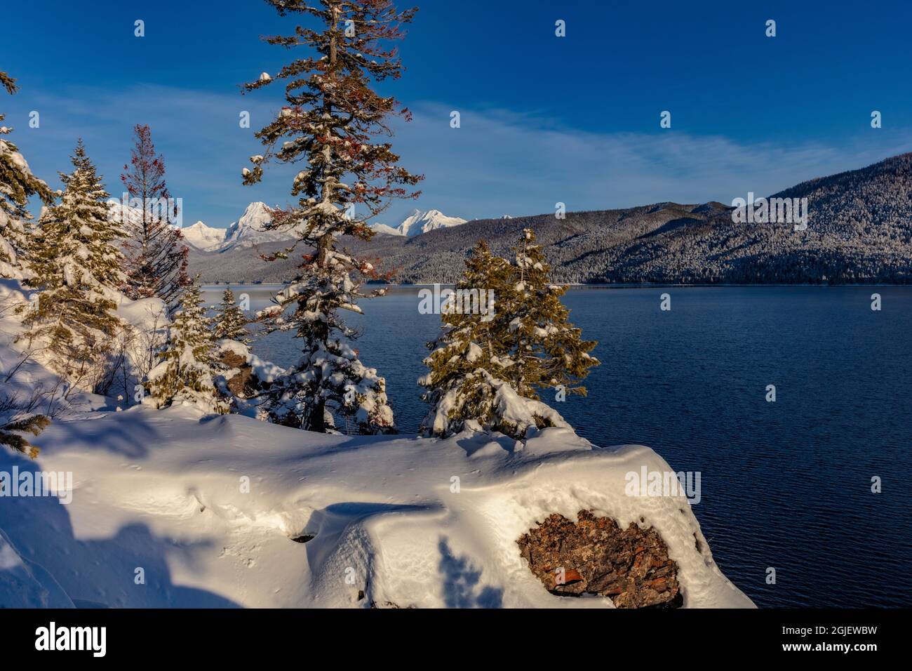 Rocky point au-dessus du lac McDonald en hiver dans le parc national Glacier, Montana, États-Unis Banque D'Images