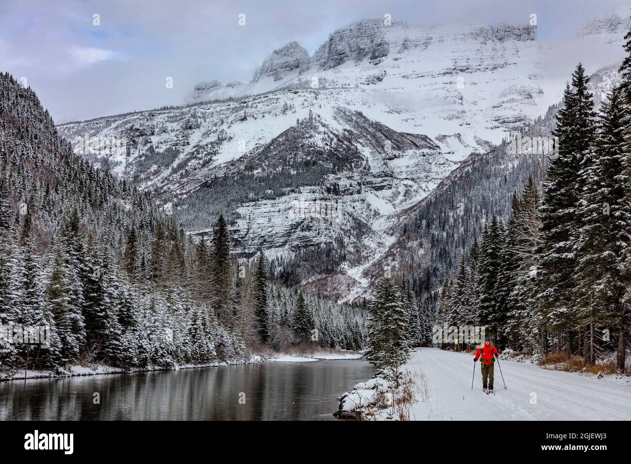 Ski de fond sur la route du soleil dans le parc national de Glacier,  Montana, États-Unis. (M Photo Stock - Alamy