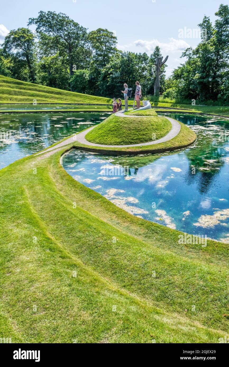 Visiteurs appréciant les cellules de vie de Charles Jencks au parc de sculptures extérieur Jupiter Artland près d'Édimbourg. Banque D'Images