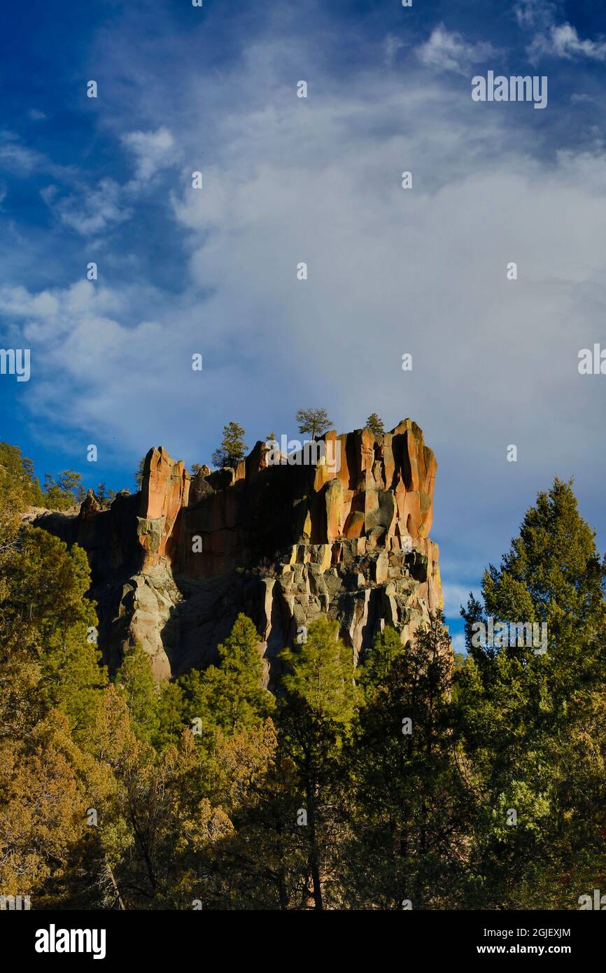 États-Unis, Nouveau-Mexique, forêt nationale de Santa Fe. Paysage avec Battleship Rock. Crédit : Jean carter / Galerie Jaynes / DanitaDelimont.com Banque D'Images