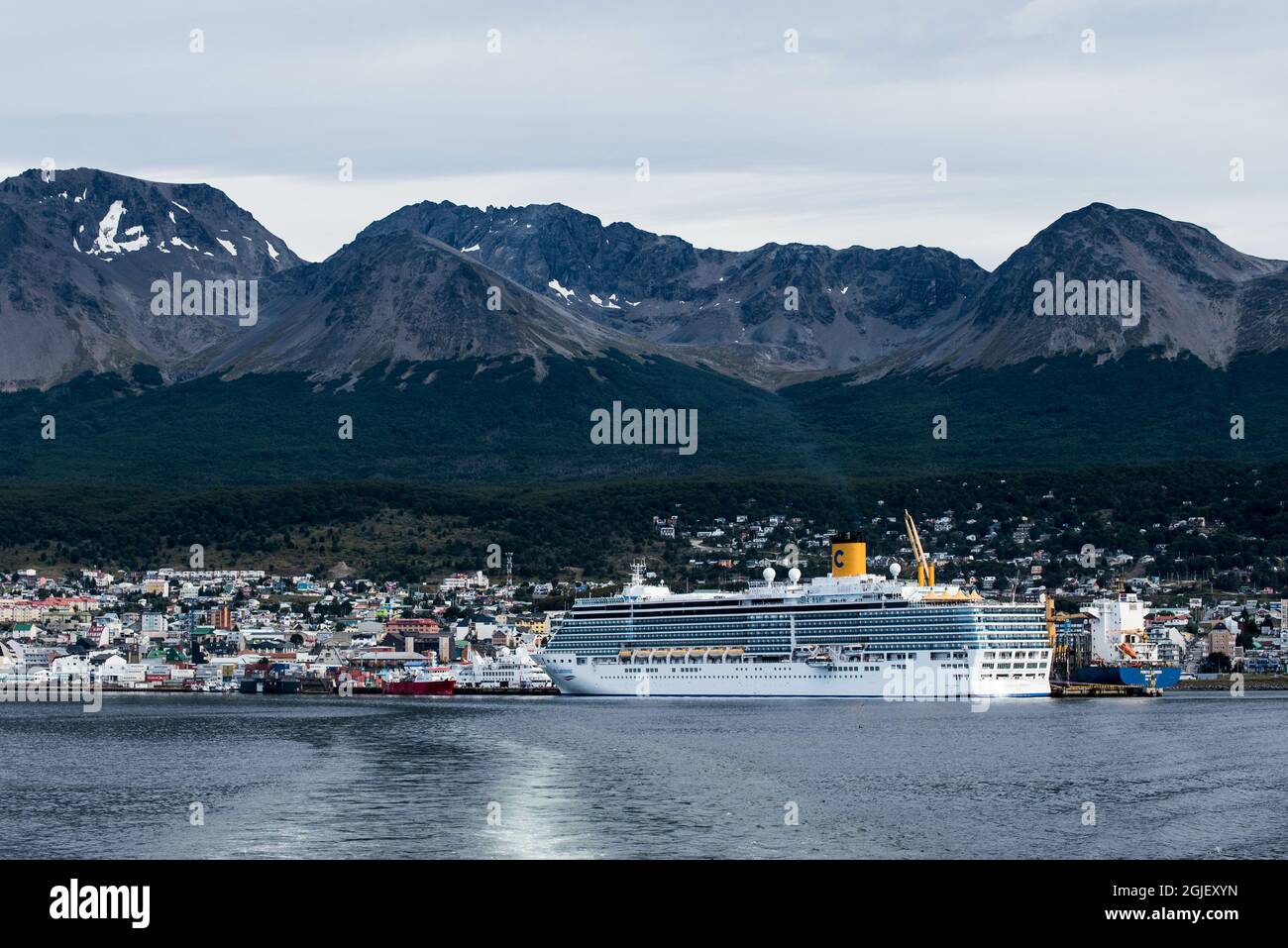 USHUAIA, ARGENTINE - 19 août 2021 : le gros navire de croisière costa dans le port d'Ushuaia, Argentine, Patagonie, pays de feu Banque D'Images