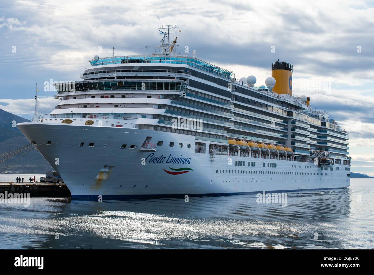 USHUAIA, ARGENTINE - 19 août 2021 : le gros navire de croisière costa dans le port d'Ushuaia, Argentine, Patagonie, pays de feu Banque D'Images