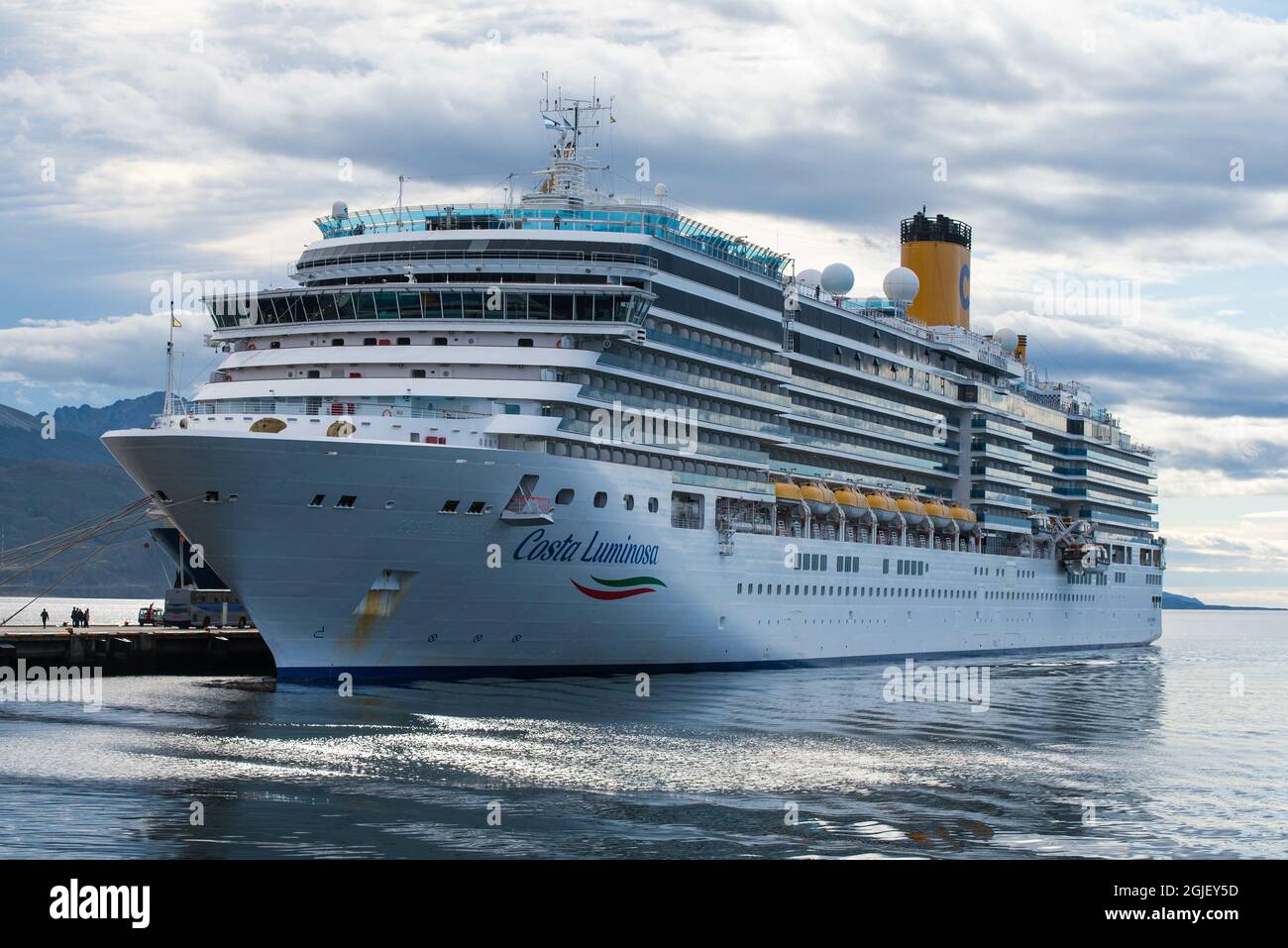 USHUAIA, ARGENTINE - 19 août 2021 : le gros navire de croisière costa dans le port d'Ushuaia, Argentine, Patagonie, pays de feu Banque D'Images
