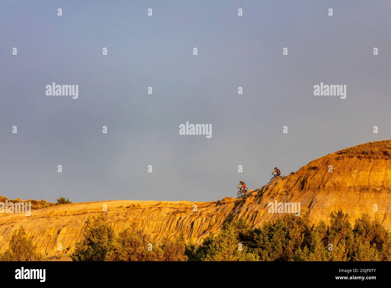 Vélo tout terrain sur la piste Maah Daah Hey Trail près de Coal Creek, dans les prairies nationales de Little Missouri, Dakota du Nord, États-Unis. (M.) Banque D'Images