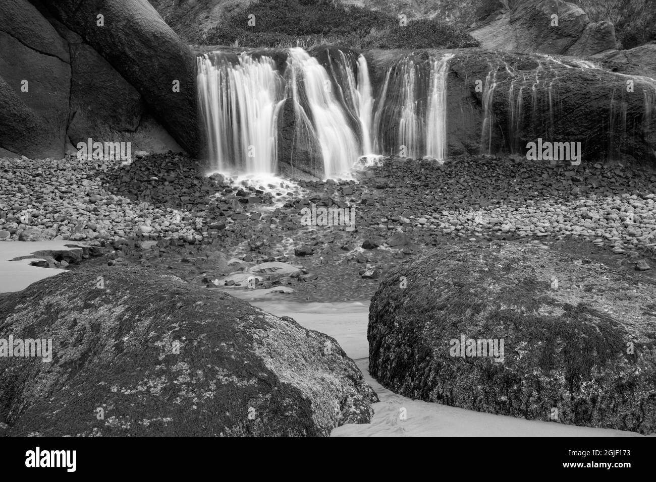 Ou, côte de l'Oregon, cascade et rochers, au point d'Hug Banque D'Images