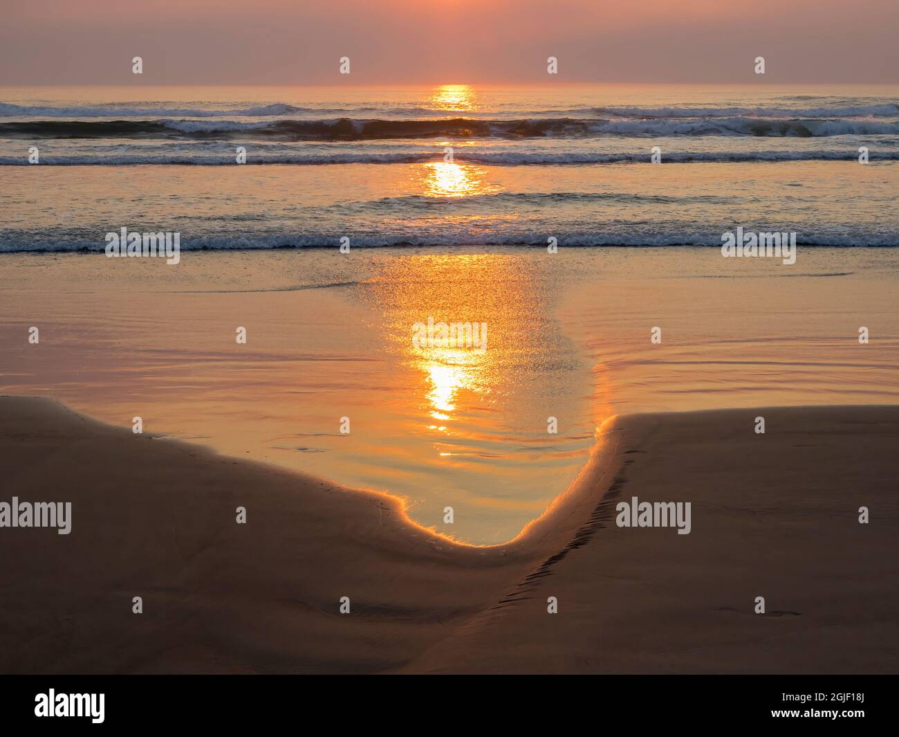 Oregon, Cannon Beach. Océan au coucher du soleil Banque D'Images