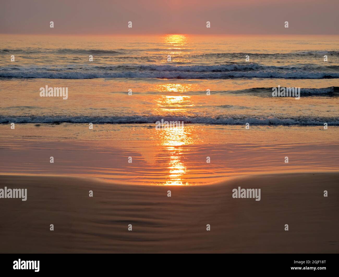 Oregon, Cannon Beach. Océan au coucher du soleil Banque D'Images