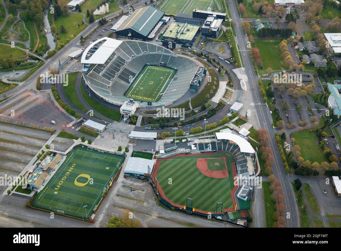 Terrains de sport de l'université d'Oregon lors d'un vol au crépuscule au-dessus d'Eugene, Oregon. Banque D'Images