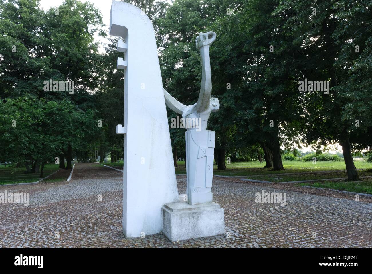 Swietajny, Pologne - 21 juillet 2021 : cimetière de soldats (prisonniers de guerre de Stalag I-B Hohenstein) de la Seconde Guerre mondiale Jour ensoleillé d'été Banque D'Images