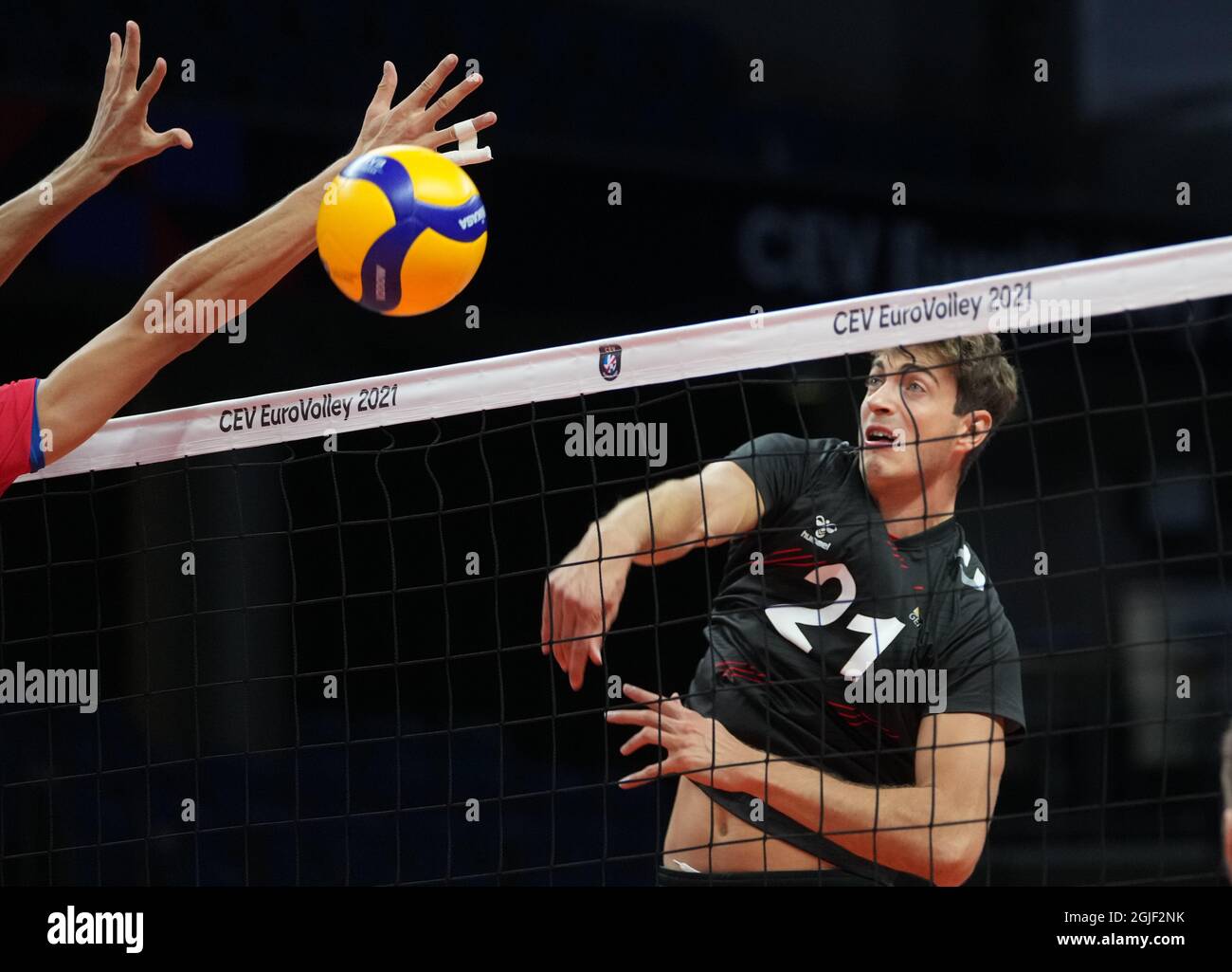 Tallinn, Estonie. 09e septembre 2021. Volley: Championnat d'Europe, hommes, ronde préliminaire, Groupe D, Allemagne - Slovaquie. Tobias Krick, un Allemand, entre dans la balle. Credit: Roman Koksarov/dpa/Alay Live News Banque D'Images