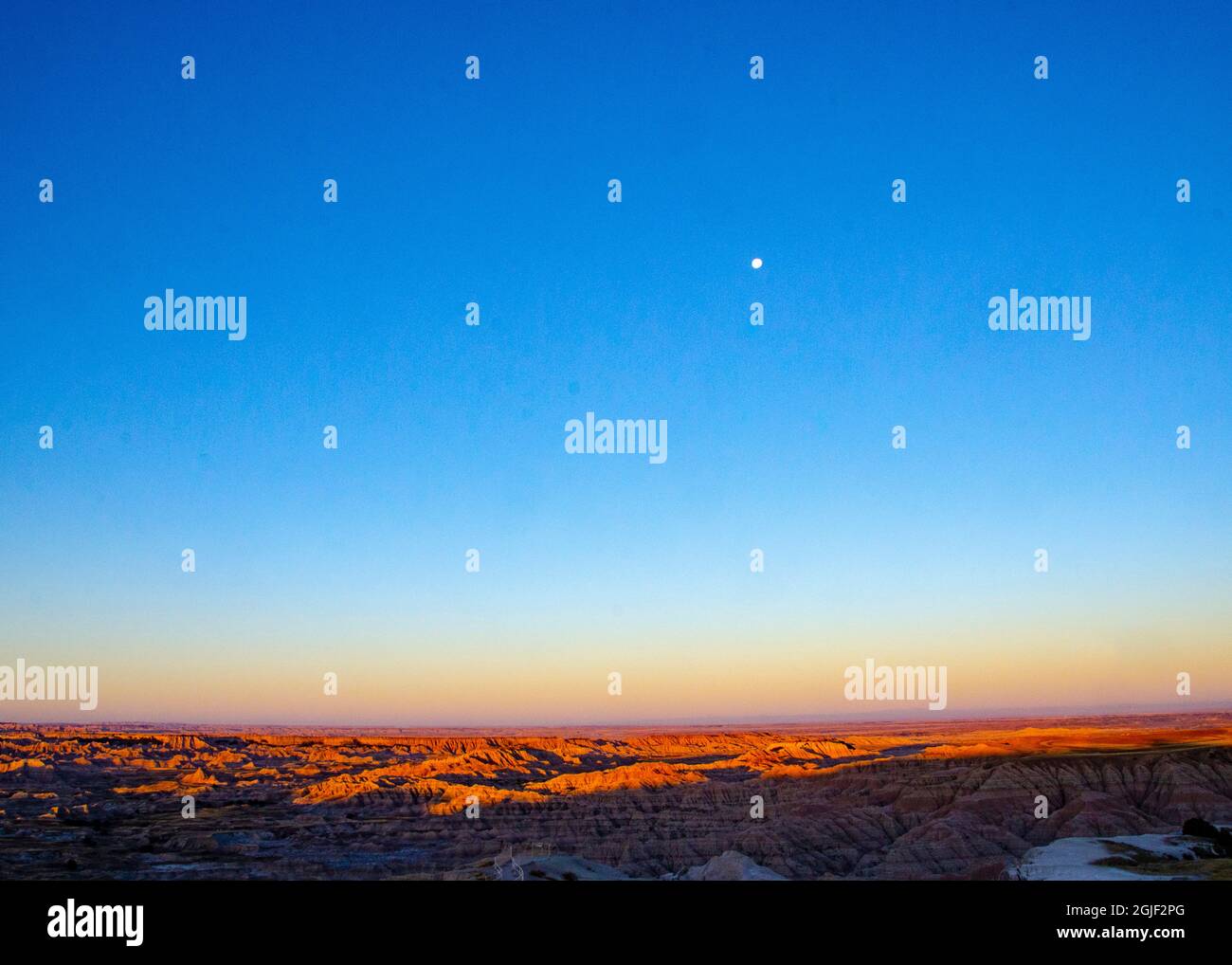 États-Unis, Dakota du Sud, parc national des Badlands, lune au lever du soleil Banque D'Images