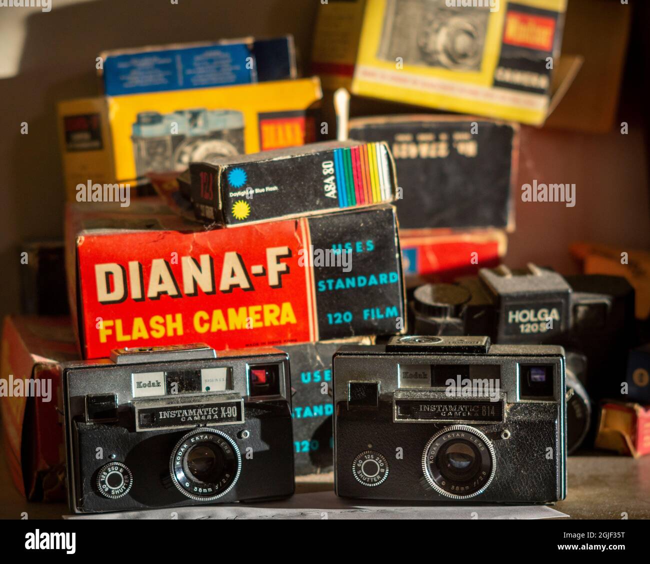 Une collection d'appareils photo anciens, dont les appareils photo Eastman Kodak Co. Instamatic 814 et X-90 ainsi que des Holga et Dianas assortis, vus le vendredi 3 septembre 2021 (© Richard B. Levine) Banque D'Images