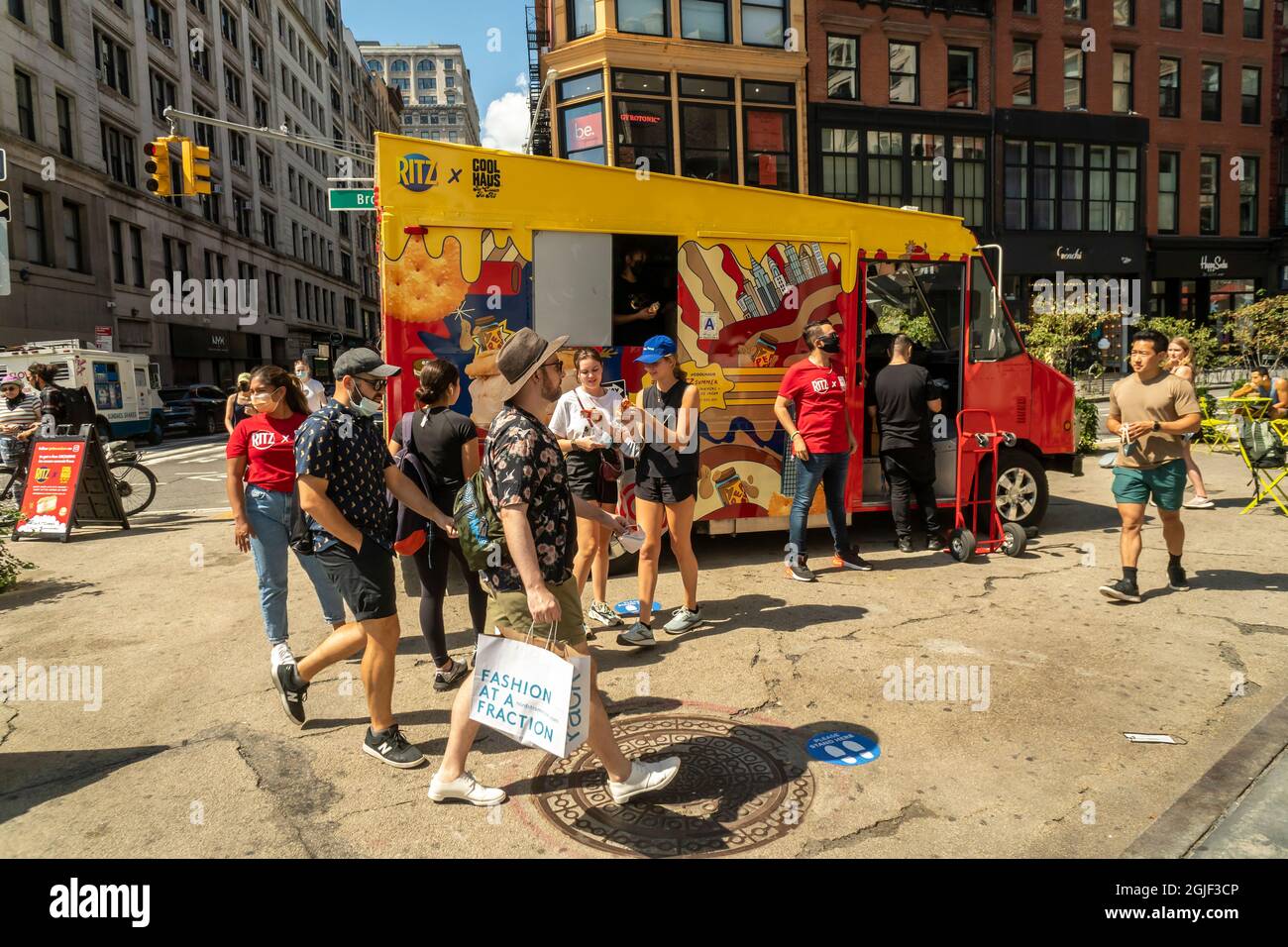 Les amateurs de glaces se rassemblent dans la collaboration du Ritz X Coolhaus à Union Square le lundi 6 septembre 2021 pour un sandwich de glace « craquelins et beurre de cacahuète » gratuit avec des craquelins Ritz cuits dans le cookie.(© Richard B. Levine) Banque D'Images