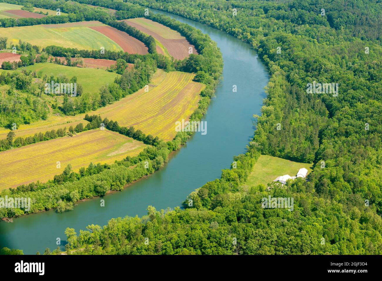 États-Unis, Tennessee. Antenne de champs agricoles le long de la rivière Hiwassee Banque D'Images